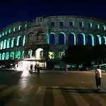 Center 3* Póla