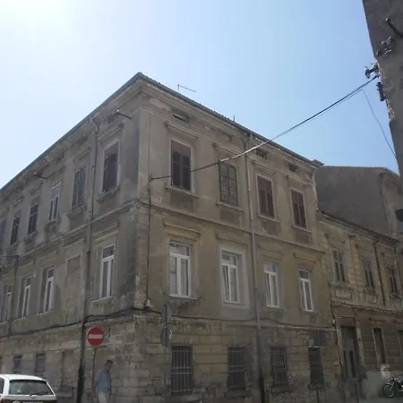 Center 3*