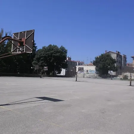 ベッド・アンド・ブレックファスト Center