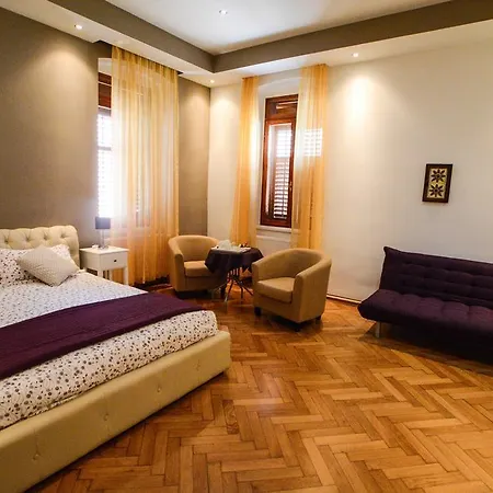 Center Bed and Breakfast Πούλα