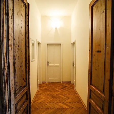 ベッド・アンド・ブレックファスト Center