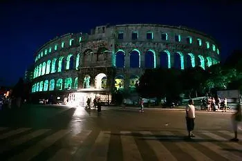 Center 3* Πούλα