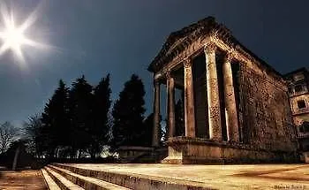 Center 3* Πούλα