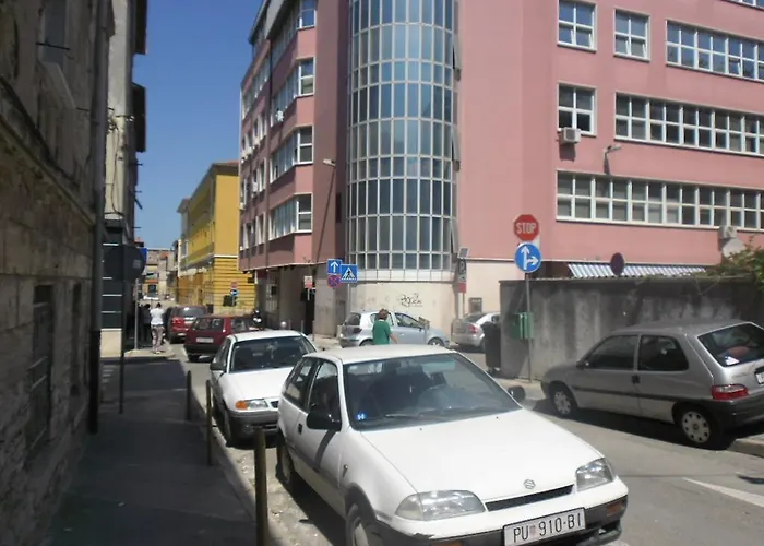 Center לינה וארוחת בוקר פולה